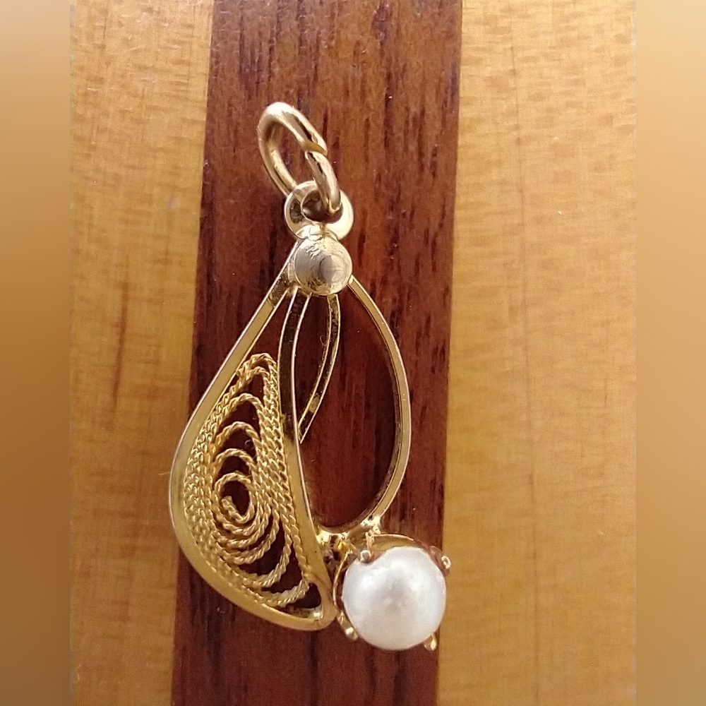 Charm Vintage Gold Tone Pearl Pendant